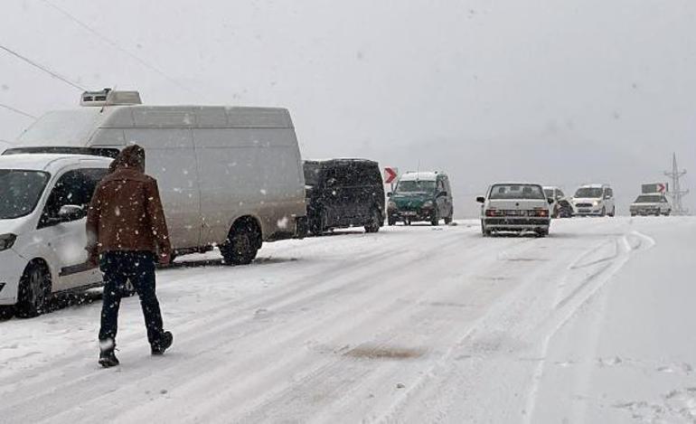 Antalyada kar yağışı; araçlar D400 yolunda kaldı