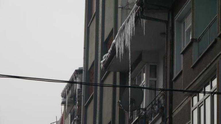Konyada, çatılarda 2 metrelik buz sarkıtları oluştu
