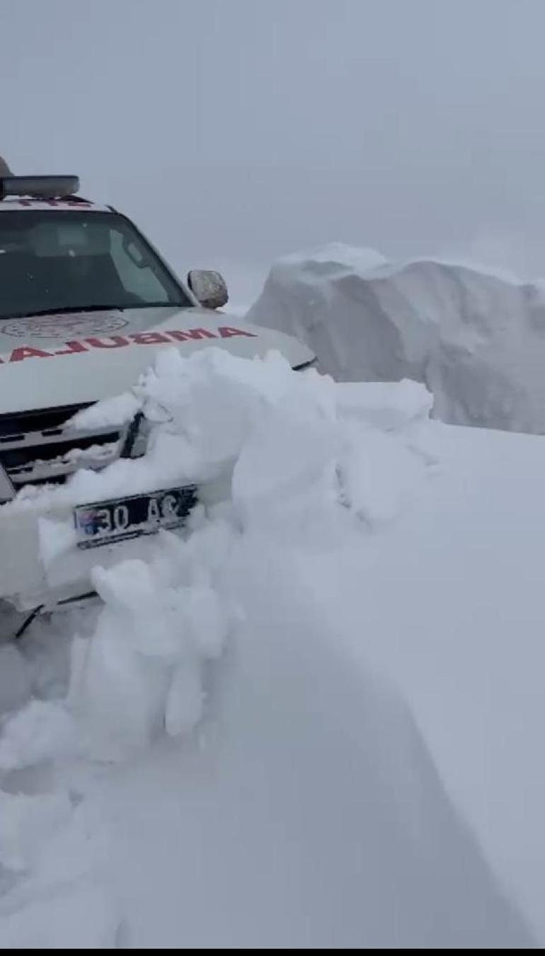 haberler Üs bölgesinde rahatsızlanan asker için 8 saat karla mücadele