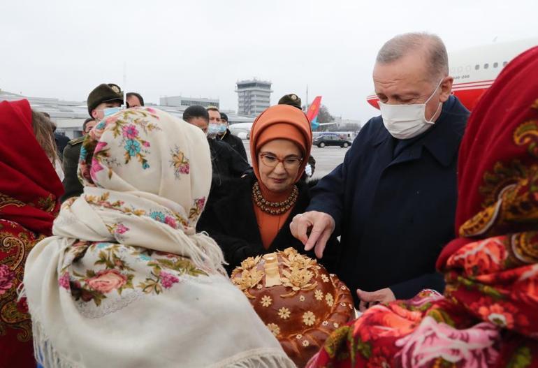 Cumhurbaşkanı Erdoğan Ukrayna’da resmi törenle karşılandı