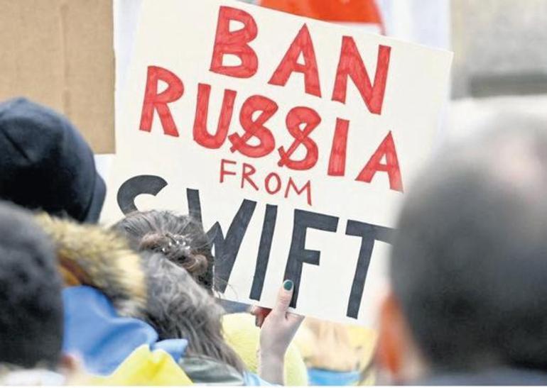 Batı Rusya’ya karşı SWIFT silahını çekti