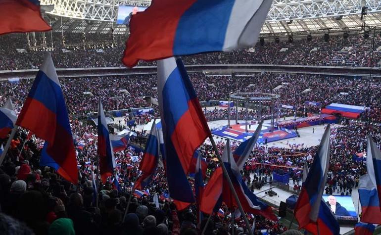 haberler Putin stadı dolduranlara ruhunuzu feda etmek en büyük sevgi dedi 14 bin dolarlık montu tartışma yarattı