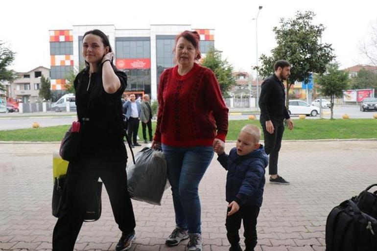 Türkiye kucak açtı Ukraynalı yetim çocuklar karanfille karşılandı