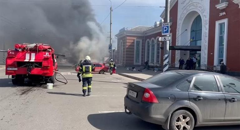 haberler Son dakika... Rusya Ukraynada tren istasyonu vurdu