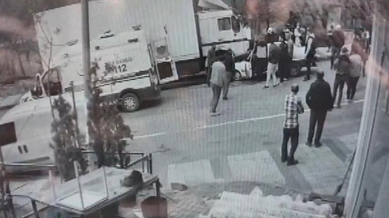 İstanbulda dehşet Otomobil park halindeki kamyonun altına girdi