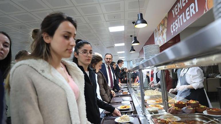 Bakan Kasapoğlu iftarını öğrencilerle yaptı: Gençliğe olan desteklerimiz hızla devam edecek
