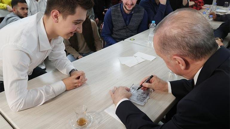 haberler Cumhurbaşkanı Erdoğan öğrencilerle masa tenisi oynadı