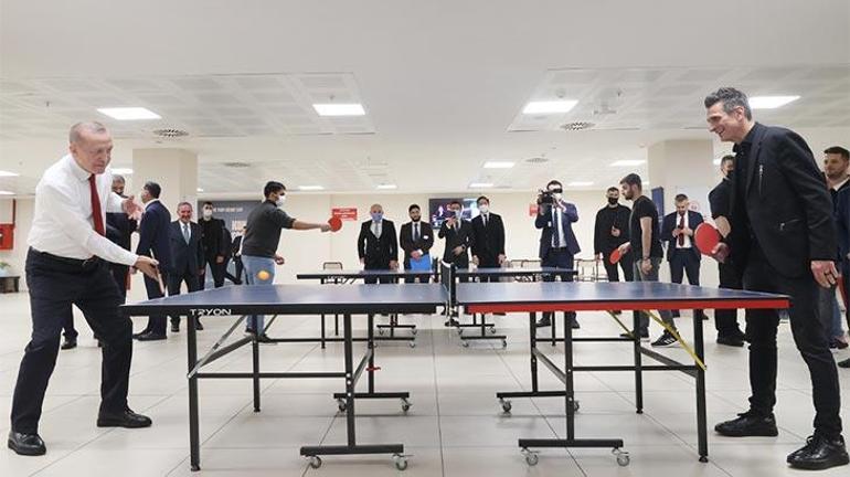haberler Cumhurbaşkanı Erdoğan öğrencilerle masa tenisi oynadı