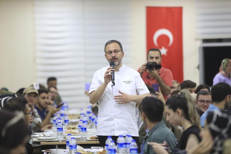 Bakan Kasapoğlu, gençlere iftar menüsü hazırladı
