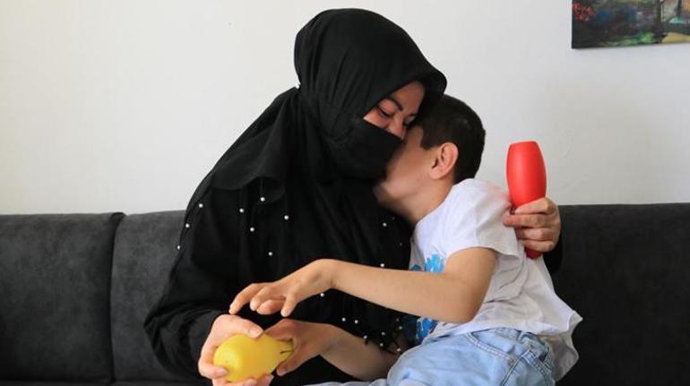 haberler Babası terk etti Engelli Emirhana teyzesi annelik yapıyor