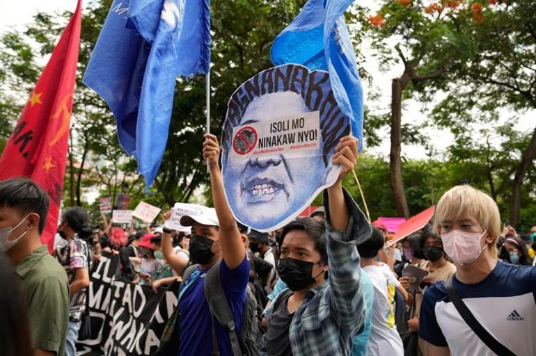 Filipinlerde Marcos ailesi 36 yıl sonra iktidara dönüyor