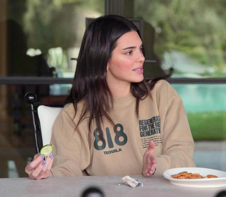 Kendall Jennerın salatalık kestiği anlar gündem oldu