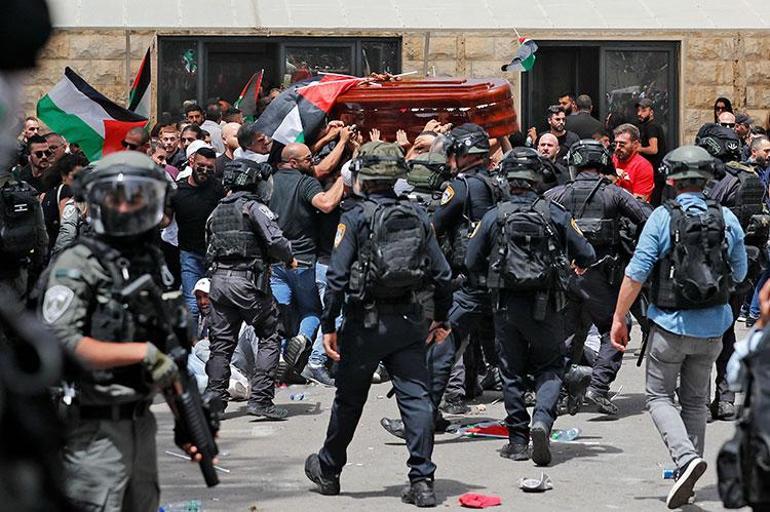 Son dakika... İsrail askerleri tabuta saldırdı El Cezire muhabirinin cenazesinde olay çıktı