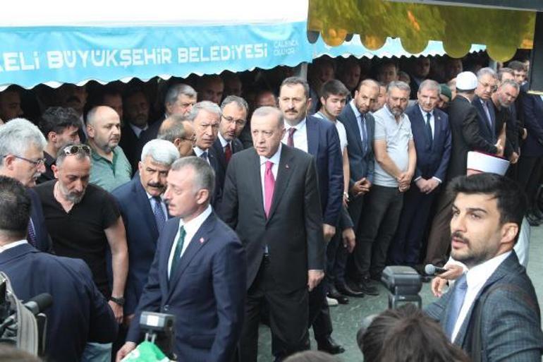 Ao se despedir de Sudenaza, que morreu no acidente, Erdoğan compareceu ao funeral