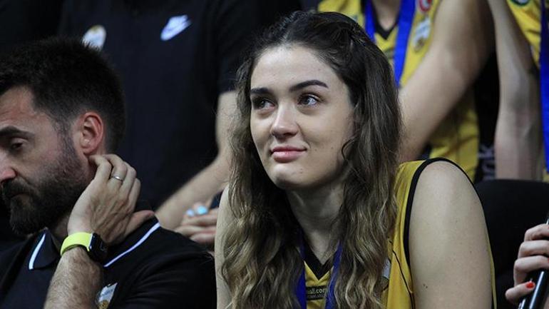 Vakıfbankta Gabi ve Cansu Özbaydan şampiyonluk sonrası itiraf: Ayrılıklar nedeniyle duygusalız