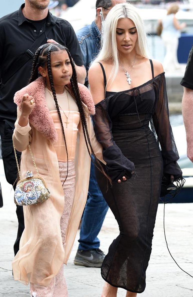 La hija de Kim Kardashian, Northa, fue criticada por vestirse con un corsé