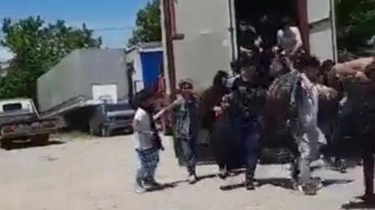 Sürücü belgesi yeterli çıkmadı, kamyonunun kasasında bulunan göçmenler yakalandı
