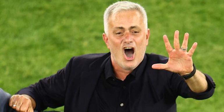 Jose Mourinho tarih yazdı Önce eliyle 5 işareti yaptı, sonra gözyaşlarına boğuldu