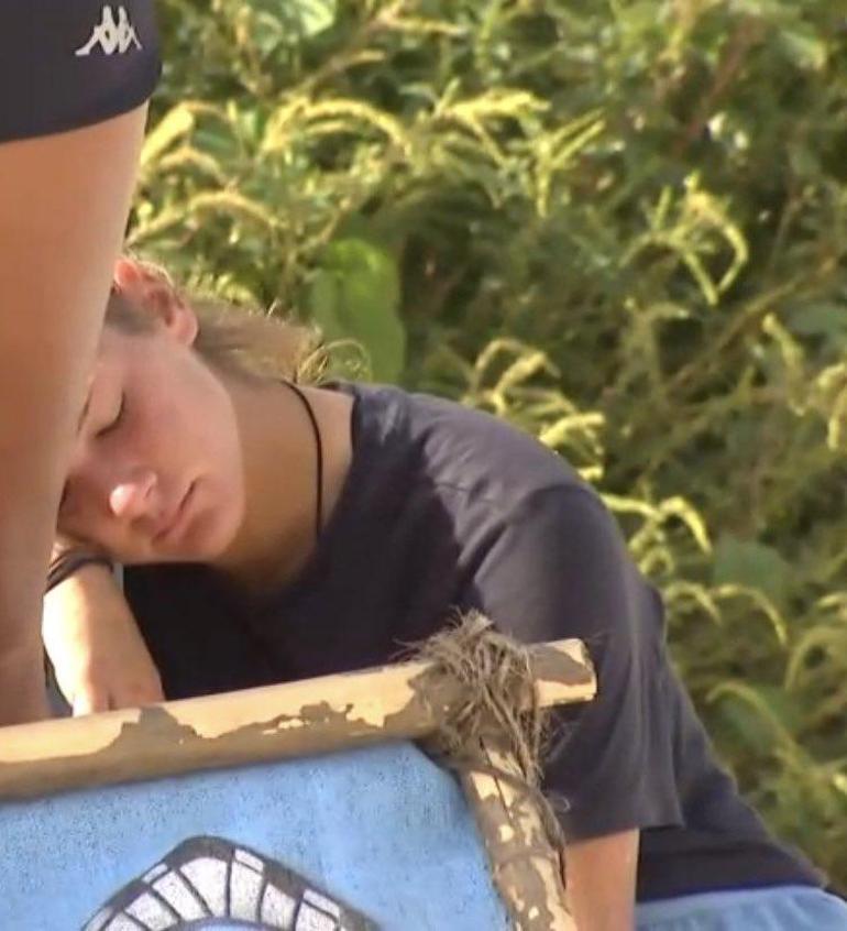 Sobreviviente Nisa se quedó dormida en la ceremonia Momentos tensos en el consejo