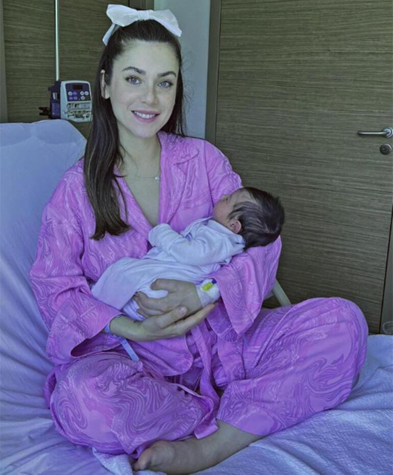 La madre fresca Fulya Zenginer mostró la cara de su bebé por primera vez