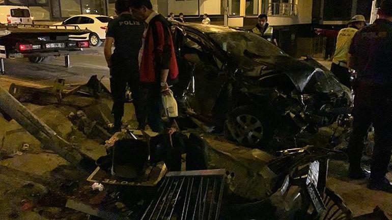 Ataşehirde gece yarısı kaza Otomobil trafik lambasına çarptı: Sürücü ağır yaralı