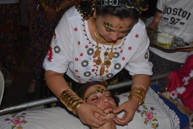 haberler Edirnede Pomakların ilginç düğün geleneği, gelinin yüzünün tamamı  pulla süslendi