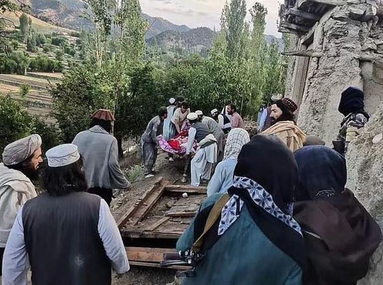 Afganistan depreminde can kaybı 1000i aştı
