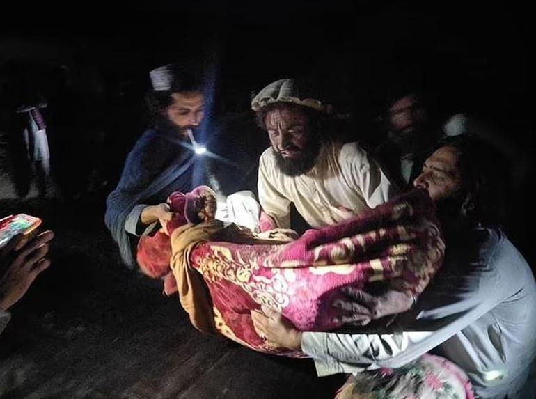 Afganistan depreminde can kaybı 1000i aştı