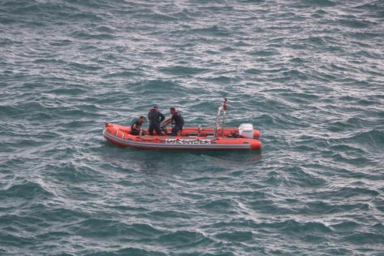 Kayalıklardan denize düşen genci, Sahil Güvenlik ekibi kurtardı