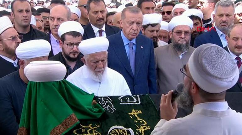 İsmailağa Cemaati’nin lideri Mahmut Ustaosmanoğlu cenazesine binlerce kişi akın etti