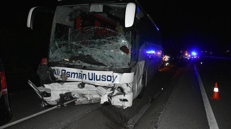 Otomobil ile otobüs kafa kafaya çarpıştı: 2 ölü 16 yaralı