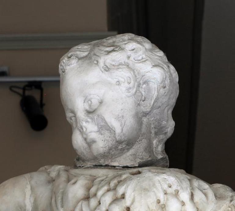 Eros Başı İstanbul Arkeoloji Müzesindeki lahdine kavuştu