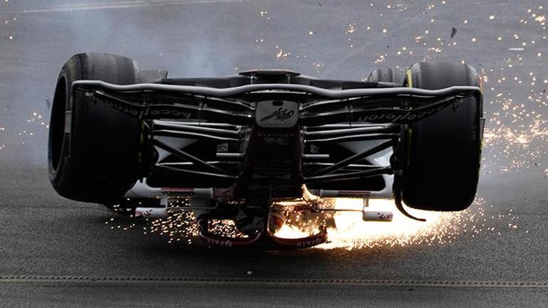 Formula 1de korkunç kaza 4 araç karıştı, takla attı