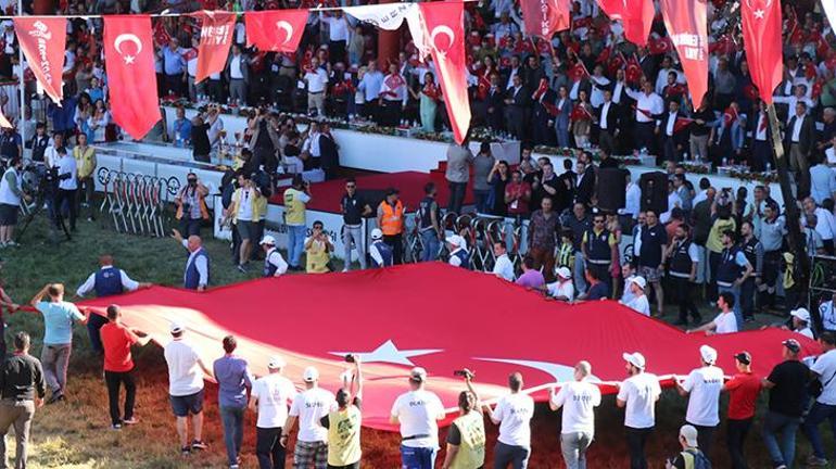 Kırkpınar Er Meydanı’nda büyük Türk bayrağı, ayakta selamlandı