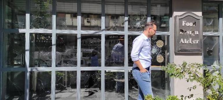 Kağıthanede çekiçli saldırı: 3 iş yeri ile 2 aracın camlarını kırdı