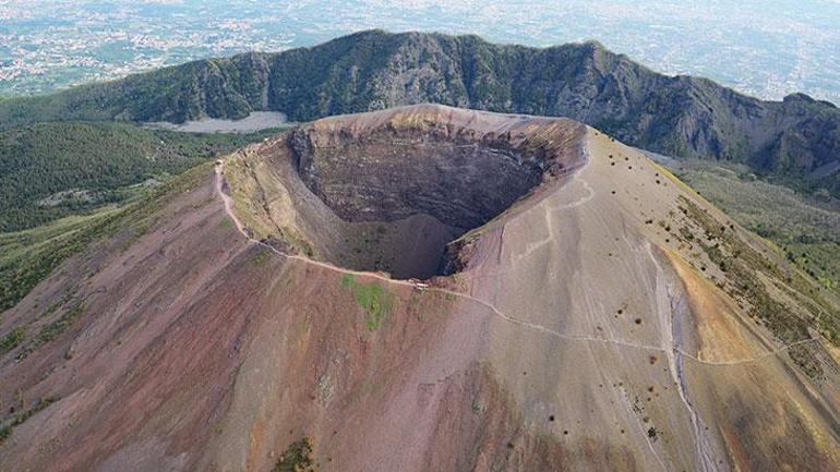 Les amis des touristes qui sont tombés dans le volcan en prenant un selfie ont regardé fixement