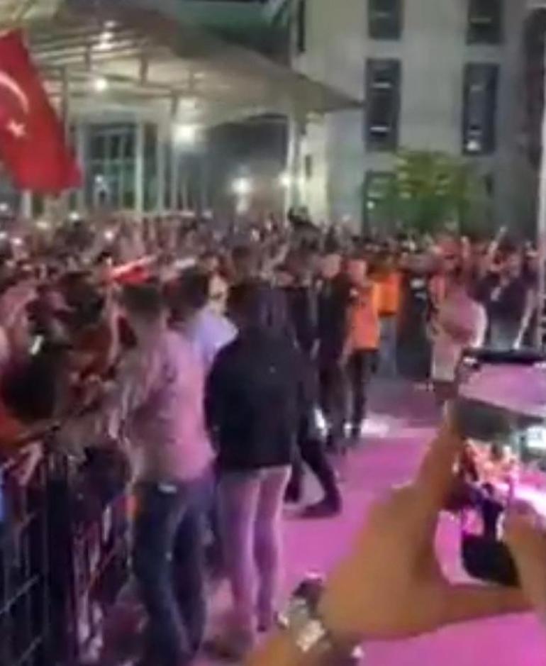 Concert accompagné de Burak Bulut et Kurtuluş Kuştan de la police d'intervention