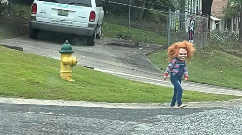 Chucky kâbusu Sokakta görünce yüreğine indi