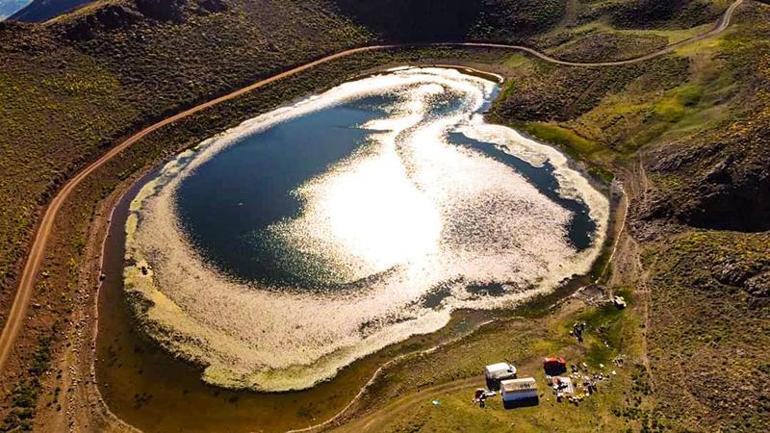Kalp şeklindeki göl görenleri şaşırttı Temmuz ayına kadar kar erimiyor