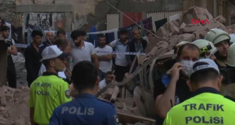 Son dakika... İstanbulda bina çöktü İşte ilk görüntüler