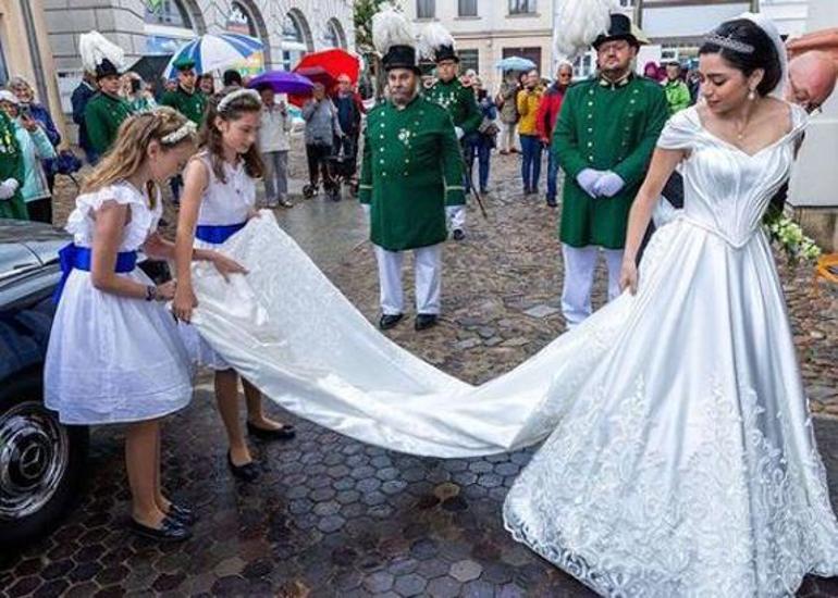 Almanya’da veliaht prens ile evlenen Mersinli Hande düşes oldu