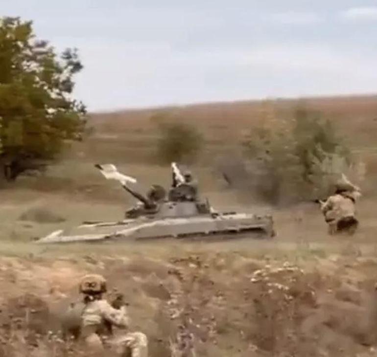 Rus hezimeti: Tankın namlusuna beyaz bayrak bağlayarak teslim oldular