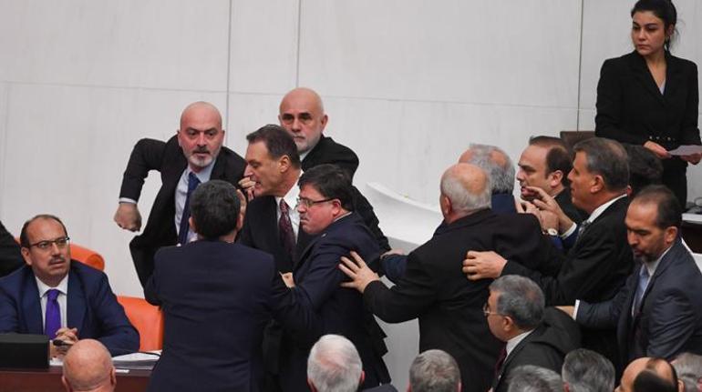 Mecliste yine yumruklu kavga İYİ Partili vekil yoğun bakıma kaldırıldı