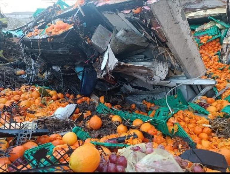 Bursada portakal yüklü kamyon, köprüden çaya uçtu: 1 ölü