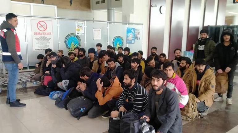 227 göçmen uçakla Afganistana gönderildi