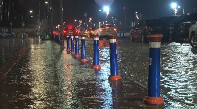 Bir anda bastırdı İzmir’de sağanak yağış