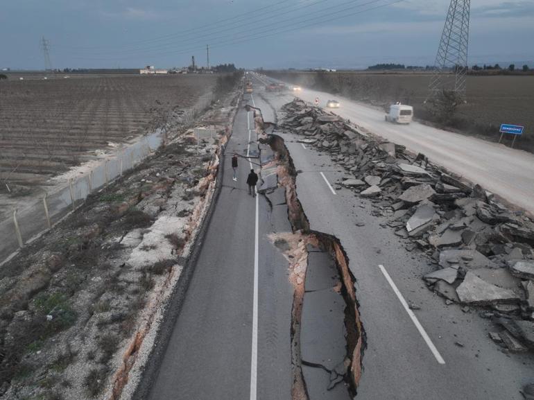 Deprem sonrası yolda dev çukurlar oluştu Görüntüler şoke etti
