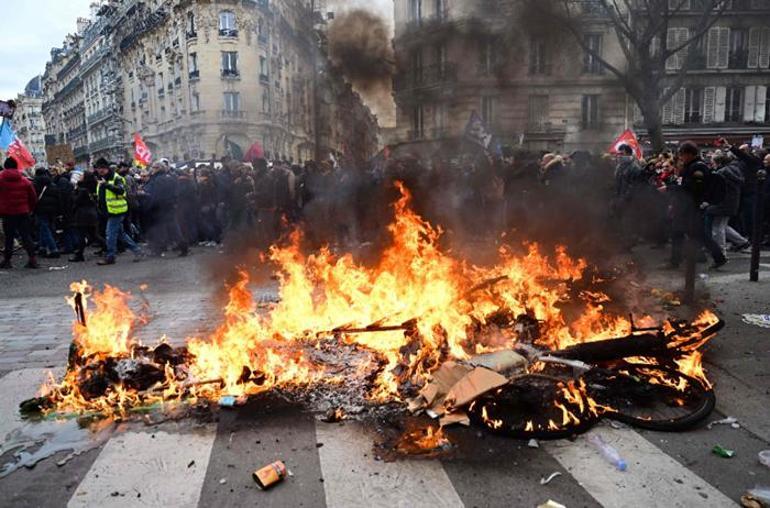 Hayatı durdurma çağrısı Fransada sokaklar karıştı