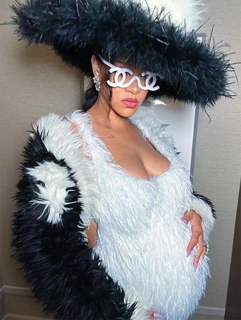İkinci bebeğine hamile olan Rihannadan karnı burnunda pozlar
