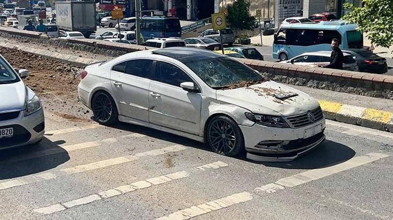 İstanbulda akılalmaz kaza Kamyondaki topraklar otomobilin üzerine döküldü